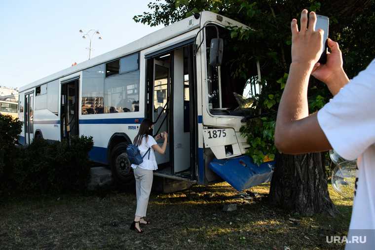 Гортранс Екатеринбург авария автобус автобус врезался в дерево Екатеринбург