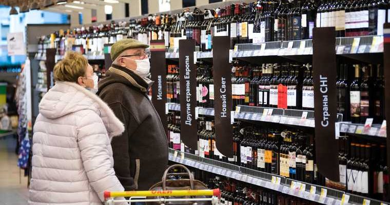 Нарколог развеял миф о влиянии алкоголя на коронавирус