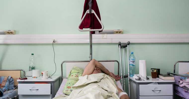 новости хмао югорская городская больница Главный врач Андрей Маренко не хватает мест в ковидном госпитале в больнице нет места реанимационное отделение больные коронавирусом