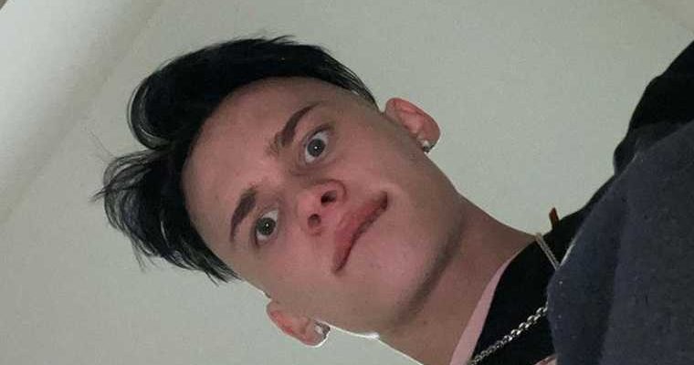 Даня Милохин хоккеист