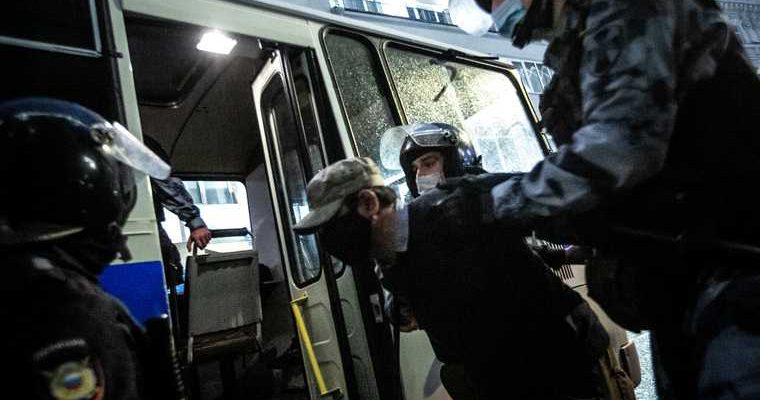 Задержанных на акциях в москве увезут в другие регионы