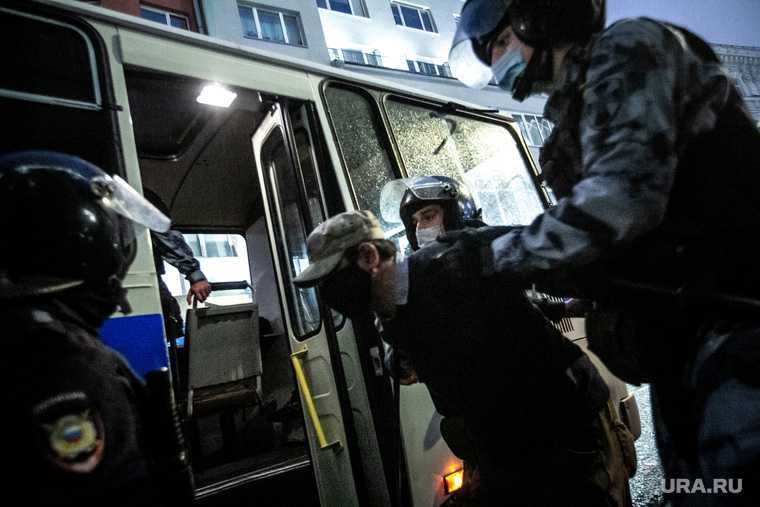 Задержанных на акциях в москве увезут в другие регионы