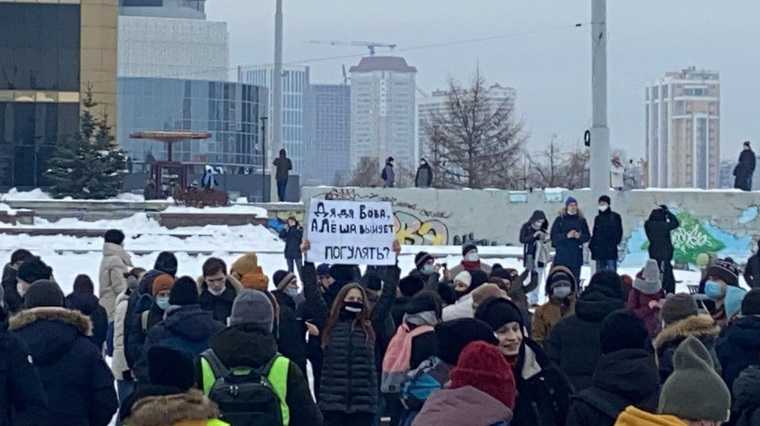 Шествие за Навального в Екатеринбурге переросло в митинг. Фото, видео