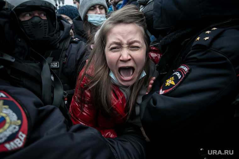 Митинг жен в москве. Кричит на митинге. Женщина кричит на митинге. Красивые девушки на митинге.
