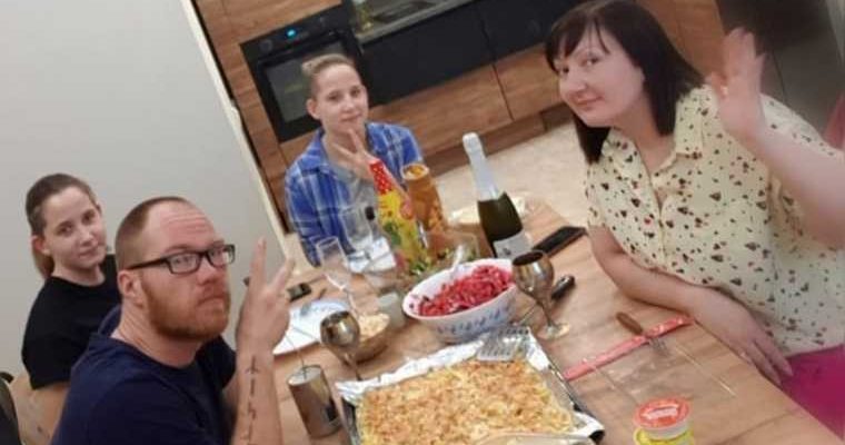 новости хмао хозяйка приюта удочерила сестер сестры сироты близнецы женя и лера приют для бездомных собак животных трогательная история приняли в семью приемные родители