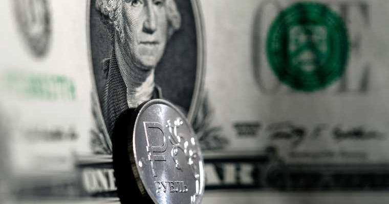 Доллар и евро установили рекорды на Мосбирже