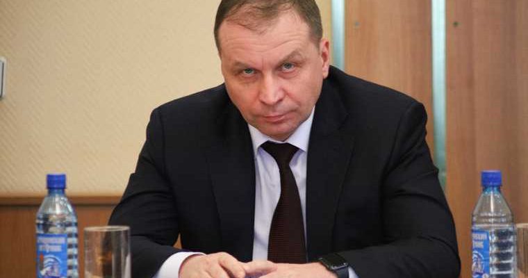 ушел в отставку