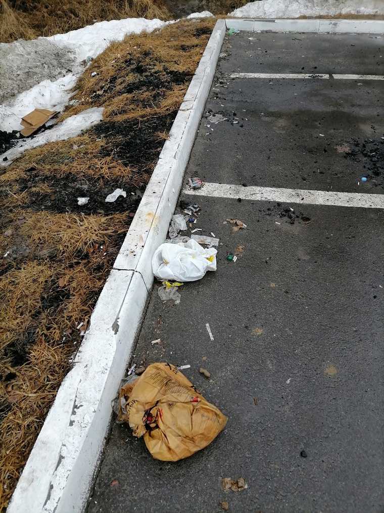 В соцсетях жалуются на фекалии и горы мусора во дворах ХМАО. Фото