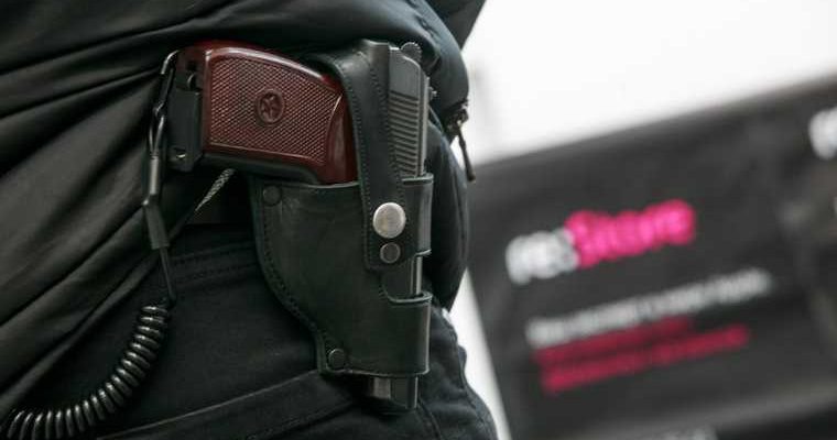 стрелок в казанской школе