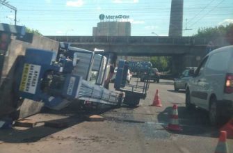 В Екатеринбурге перевернулся кран на перекрестке Малышева-Восточная