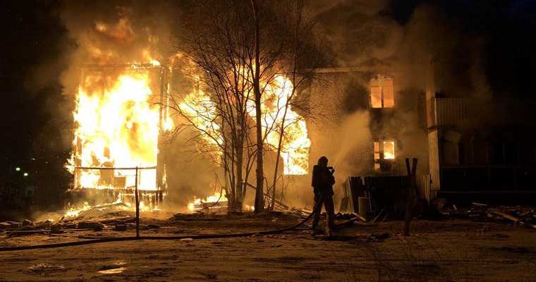 В крупном городе ЯНАО за одну ночь сгорело пять домов. Видео