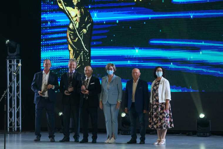 Свердловским бизнесменам вручили премию за помощь в пандемию. Фото