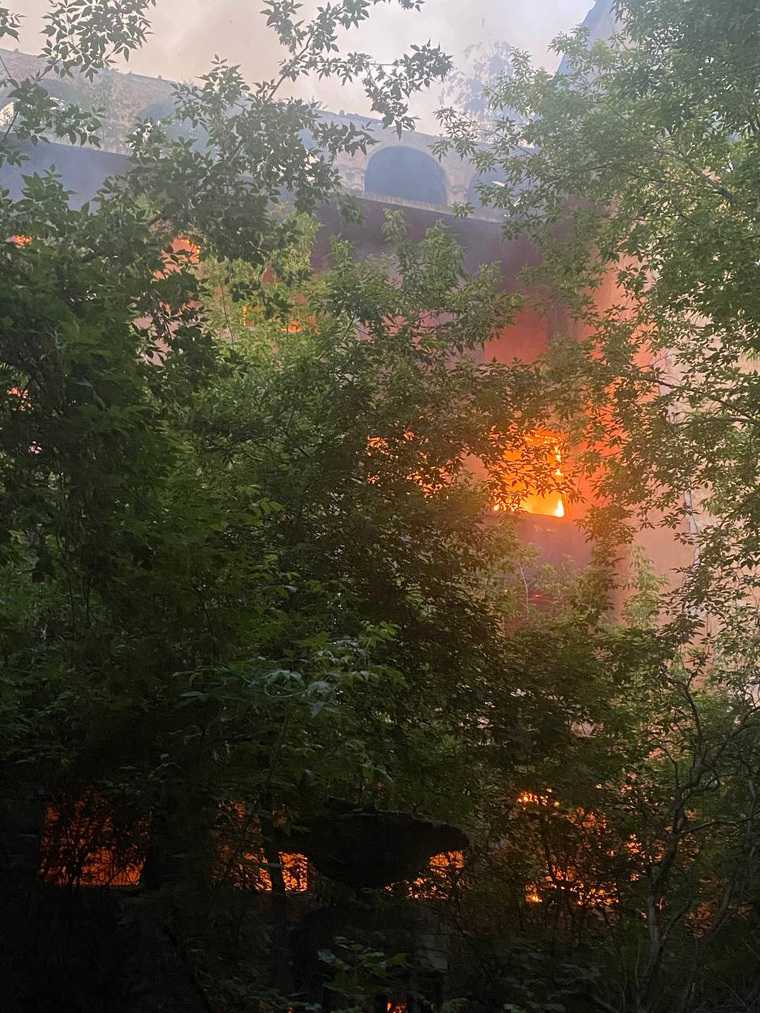 В Зеленой роще Екатеринбурга загорелась заброшенная больница. Фото, видео