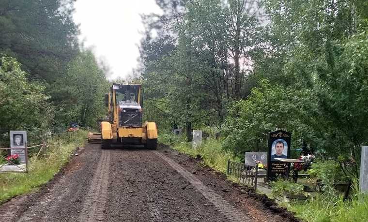 Свердловский мэр-единоросс проложил дорогу на кладбище. Фото