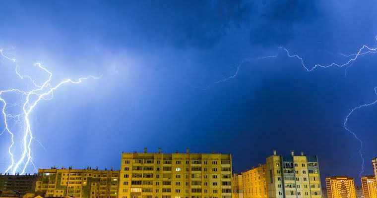 молния ударила