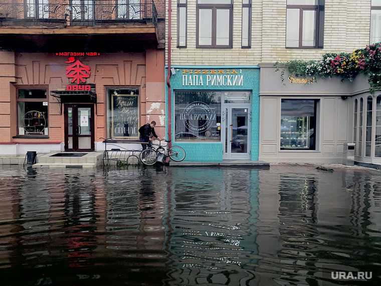 Затопленный тротуар на улице Малышева. Екатеринбург 