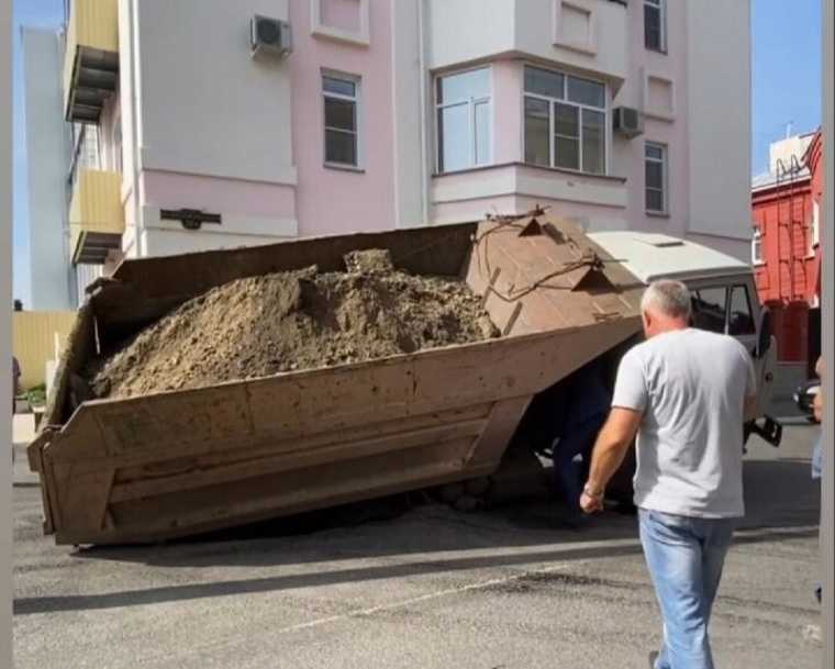 В Кургане грузовик с песком провалился посреди дороги. Фото