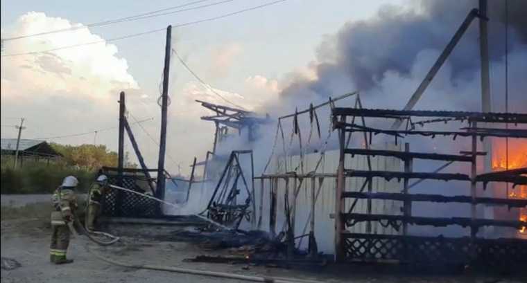 В Курганской области горят склады с пластмассой. Фото, видео